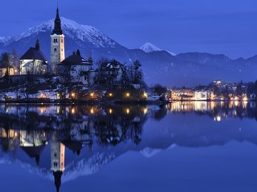 雪山 湖水 城镇 夜晚