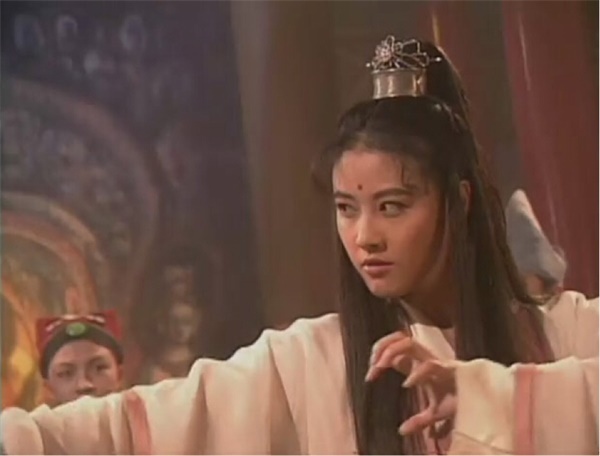 周海媚版的周芷若应该是各版本中前后妆容造型变化最小的了,除了发饰换了一下,其他基本没什么变化(感觉自己被啪啪打脸啊!!),只是全靠演技来划分黑化前后的周芷若,以至于如果不露出凶狠的神情,是看不出她的本质发生改变的~ 佘诗曼版周芷若